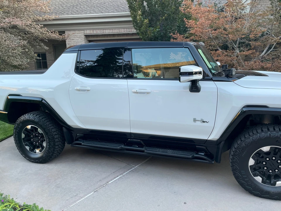2022 GMC Hummer EV - Image 17 of 31