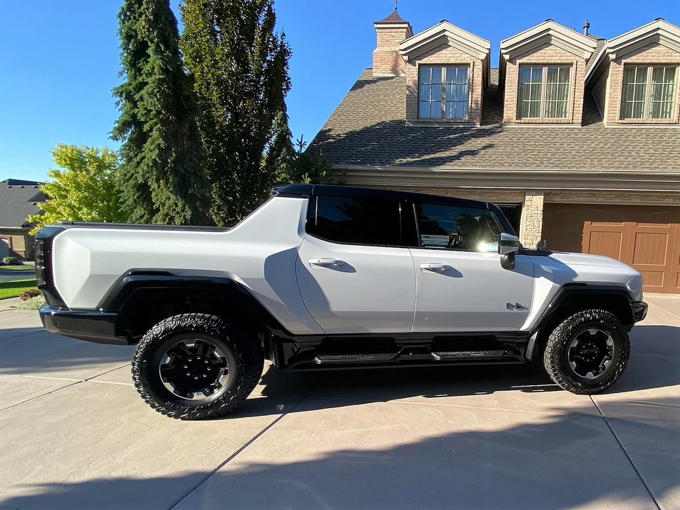 2022 GMC Hummer EV - Image 13 of 31