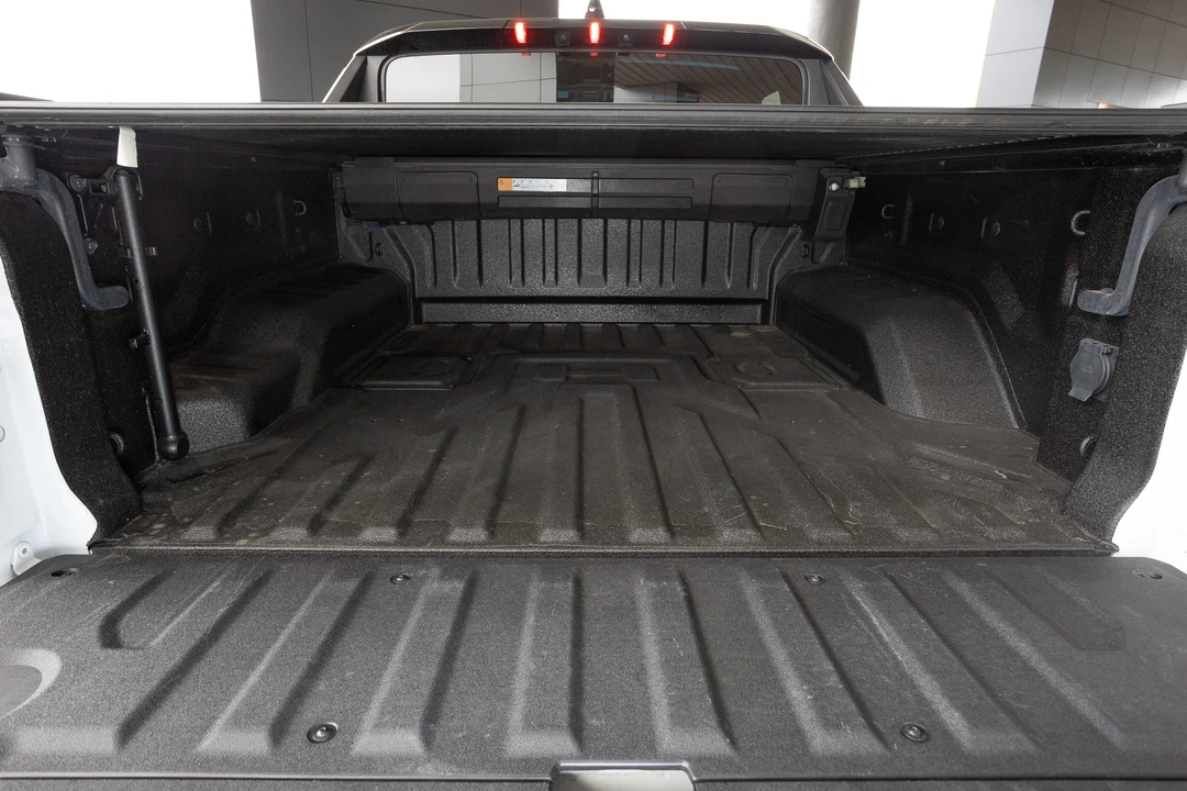 2022 GMC Hummer EV - Image 18 of 31