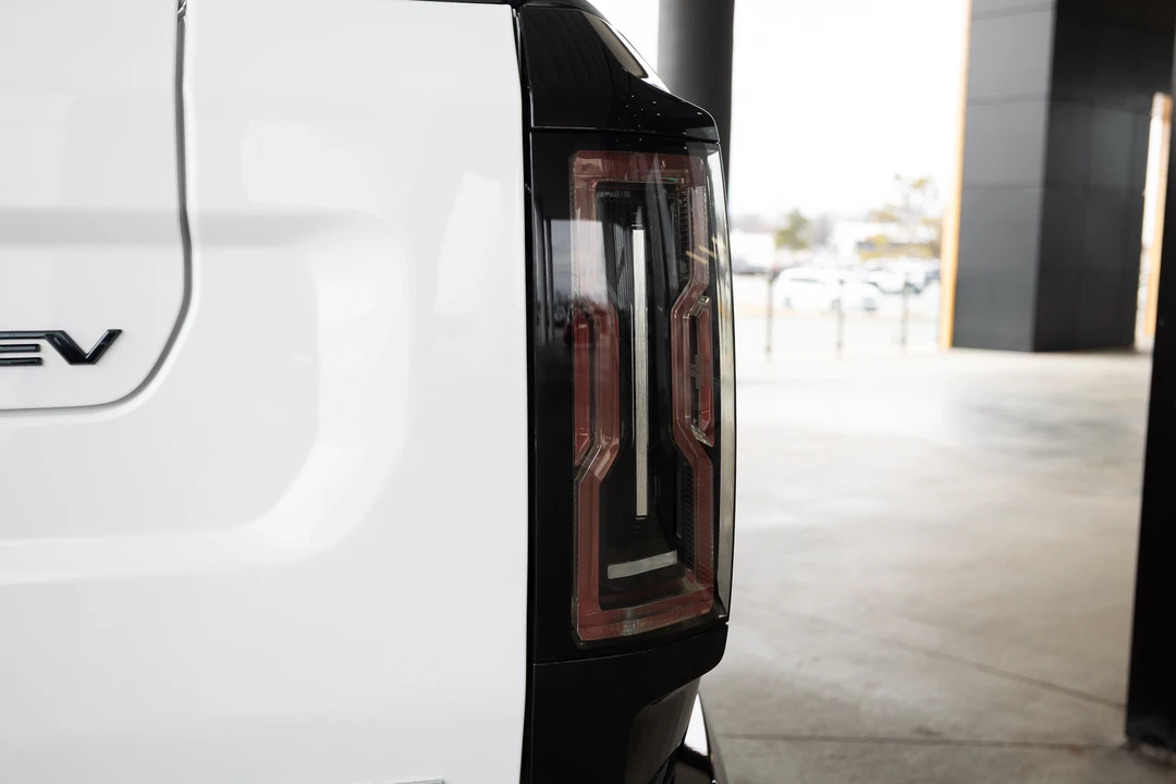 2022 GMC Hummer EV - Image 28 of 31