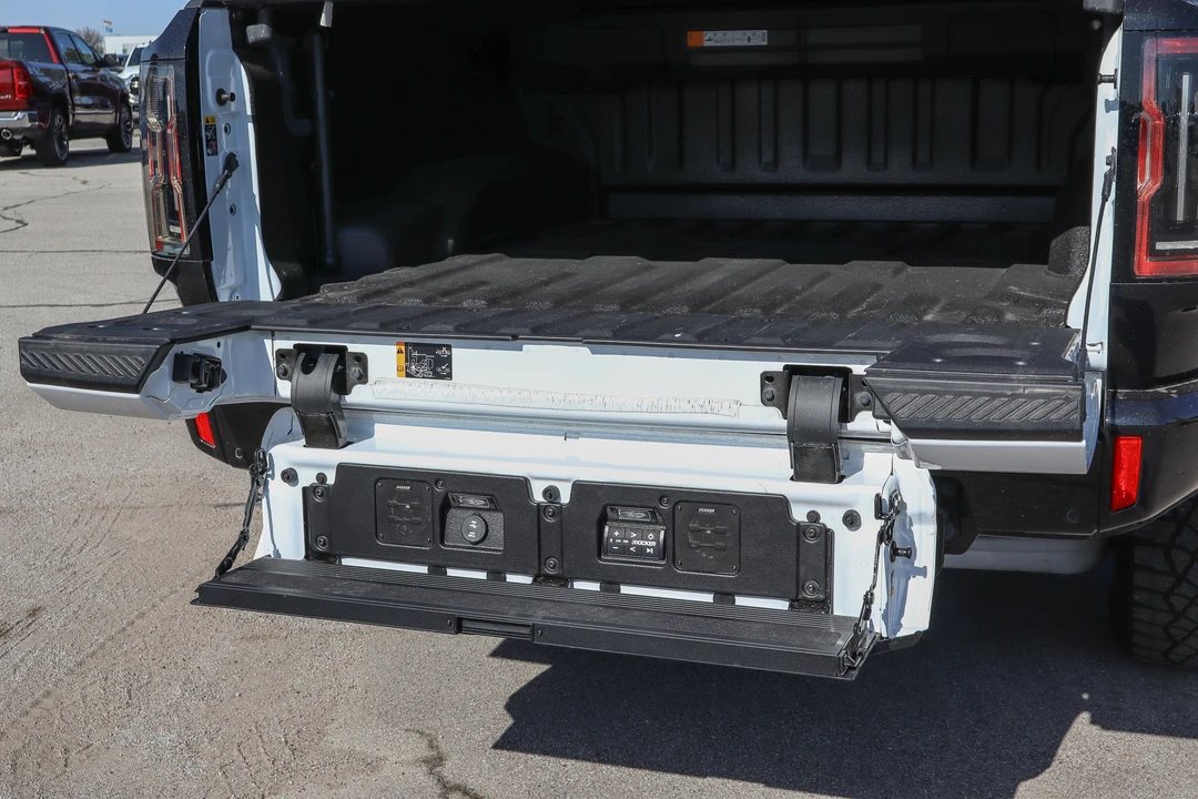 2022 GMC Hummer EV - Image 22 of 31