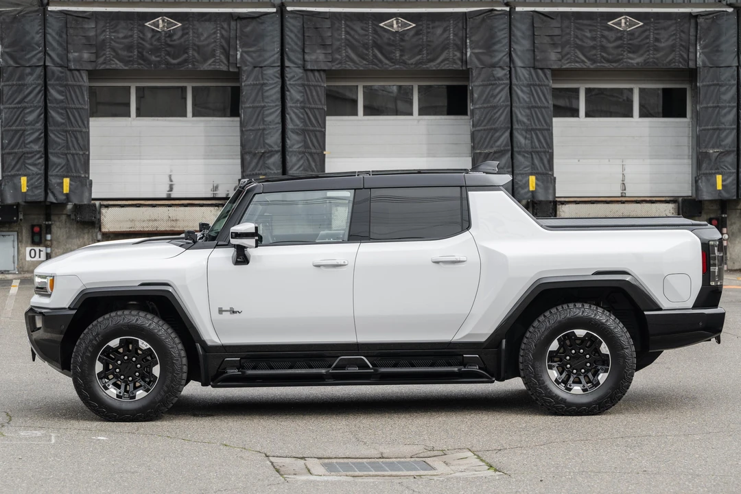 2022 GMC Hummer EV - Image 14 of 31