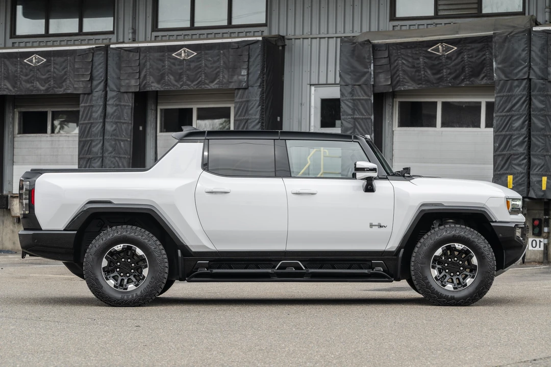 2022 GMC Hummer EV - Image 28 of 31