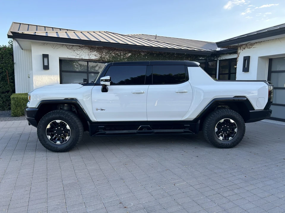 2022 GMC Hummer EV - Image 18 of 31