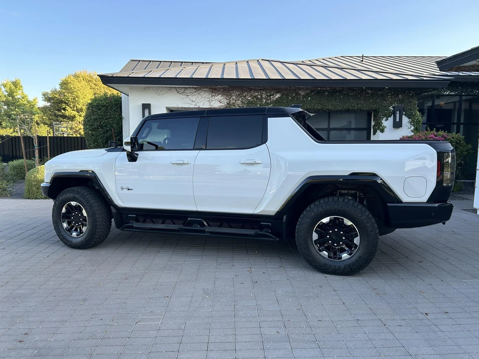 2022 GMC Hummer EV - Image 17 of 31