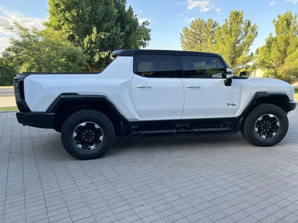 2022 GMC Hummer EV - Image 7 of 31