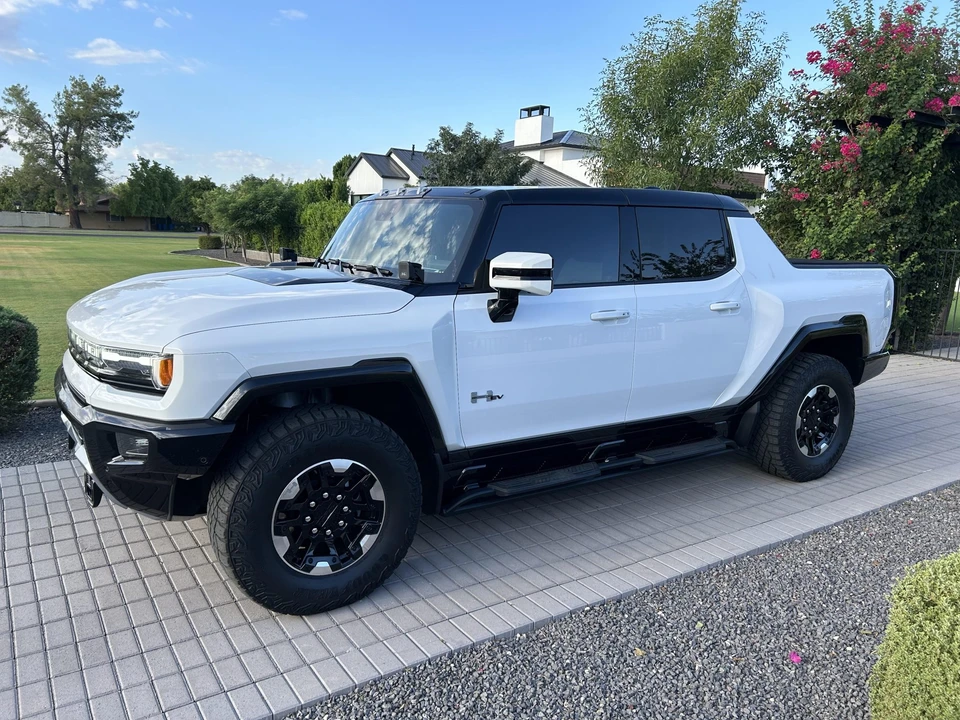 2022 GMC Hummer EV - Image 14 of 31
