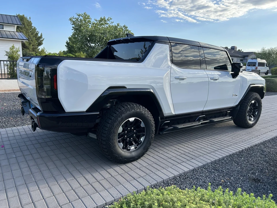 2022 GMC Hummer EV - Image 8 of 31