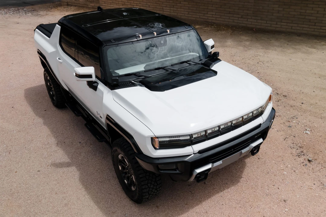 2022 GMC Hummer EV - Image 19 of 31