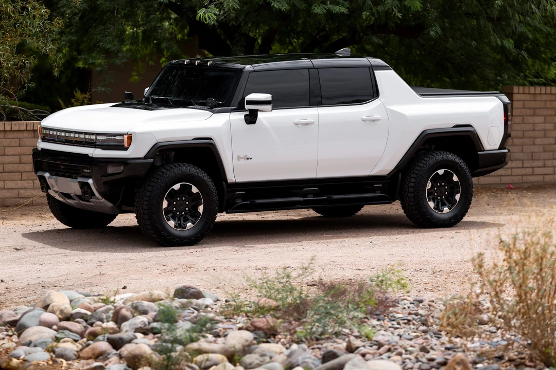2022 GMC Hummer EV - Image 11 of 31