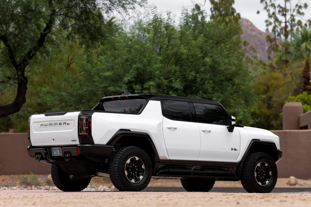2022 GMC Hummer EV - Image 16 of 31