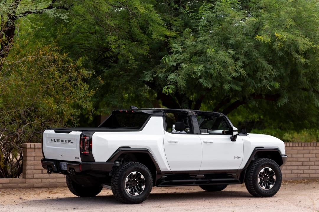 2022 GMC Hummer EV - Image 17 of 31