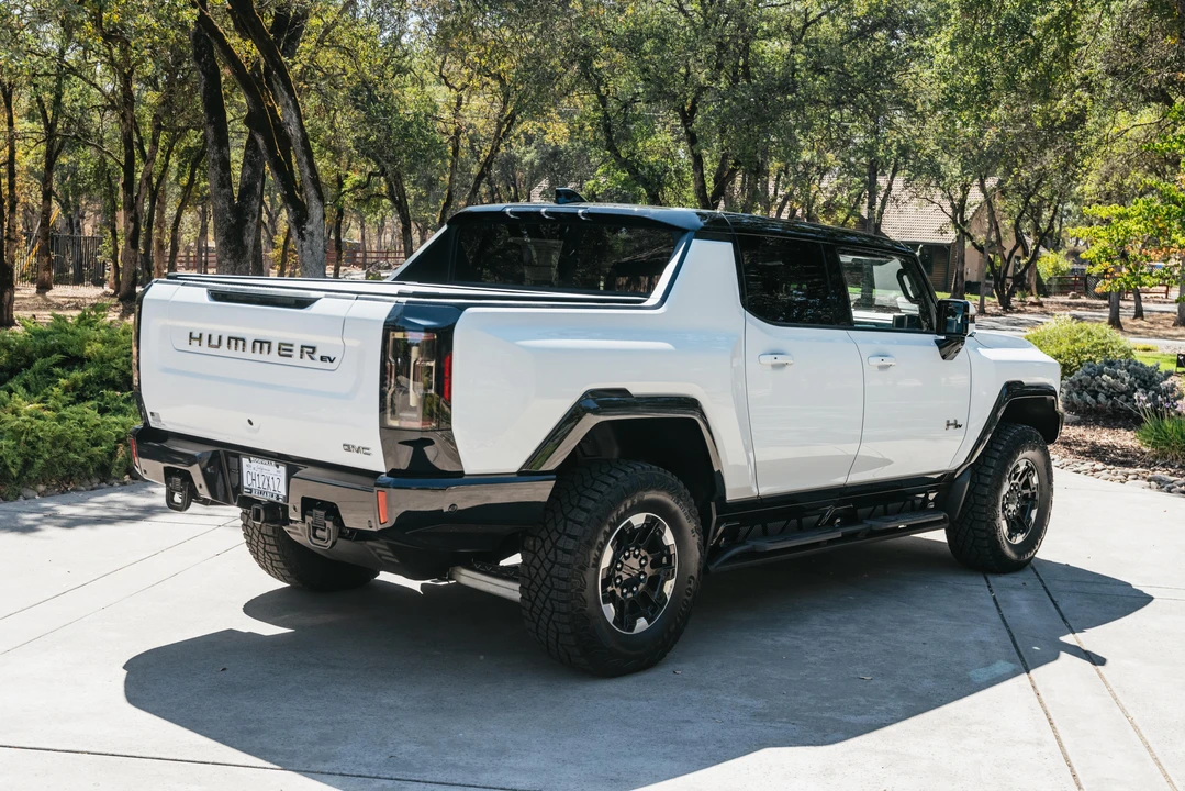 2022 GMC Hummer EV - Image 9 of 31
