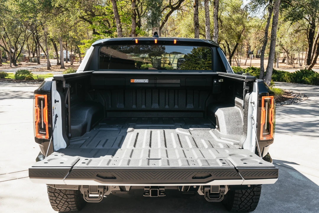 2022 GMC Hummer EV - Image 8 of 31