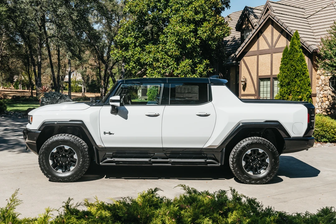 2022 GMC Hummer EV - Image 7 of 31