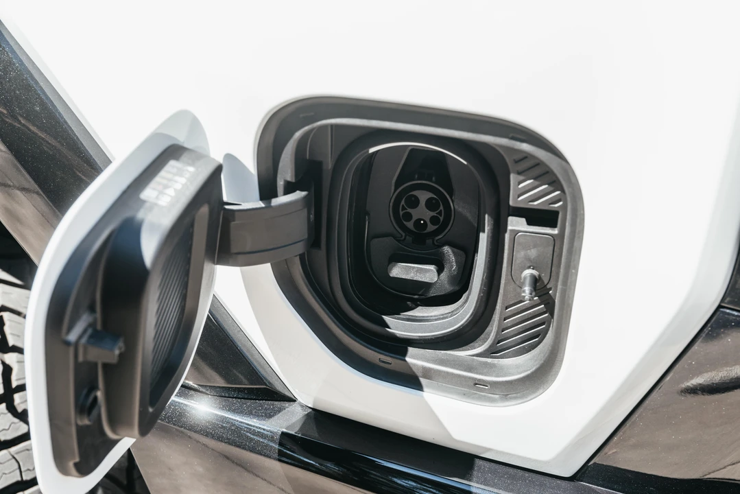 2022 GMC Hummer EV - Image 28 of 31