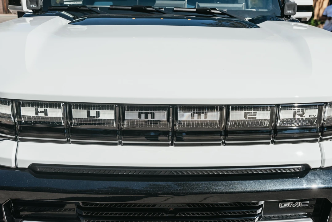 2022 GMC Hummer EV - Image 10 of 31