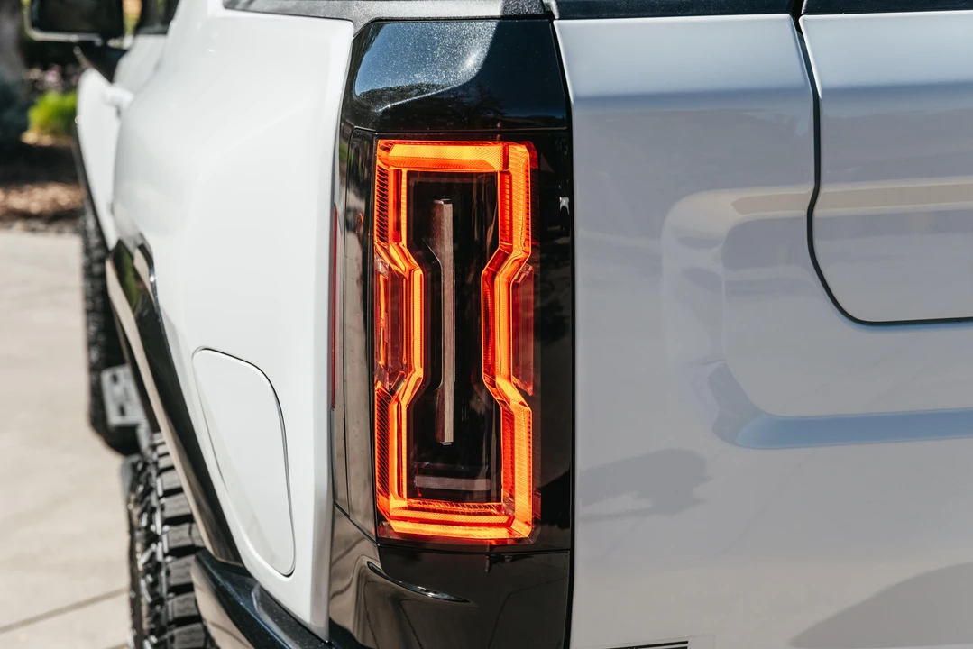 2022 GMC Hummer EV - Image 29 of 31