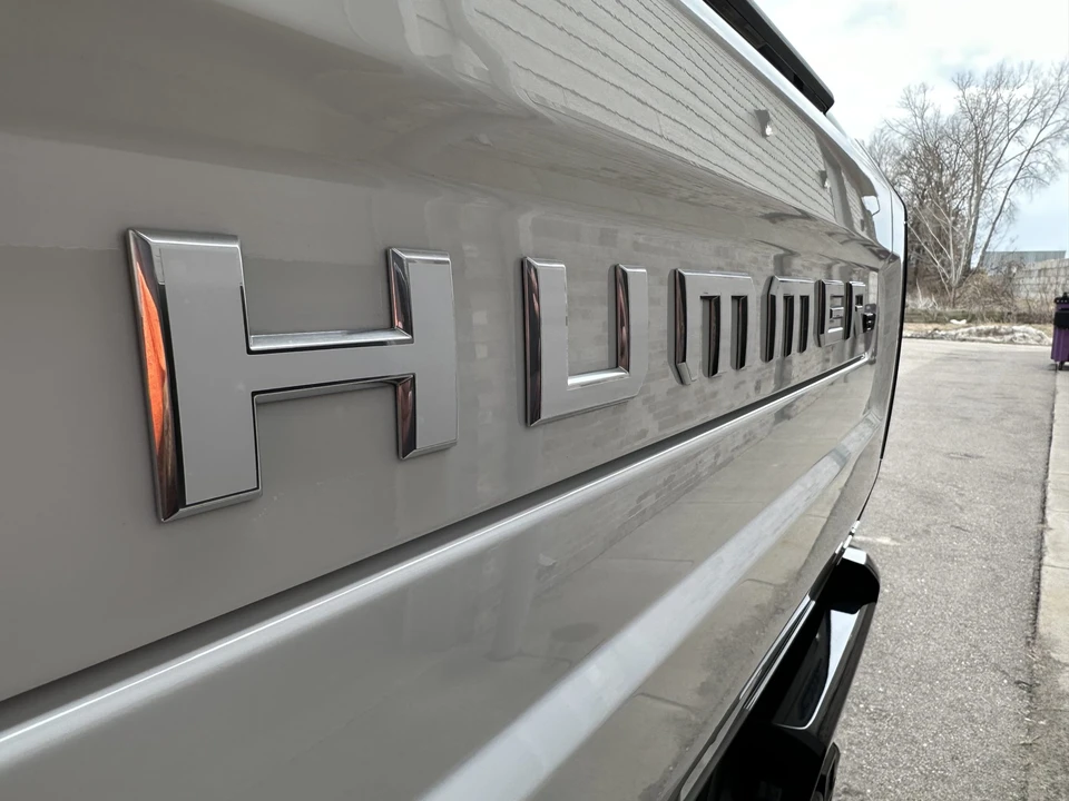2022 GMC Hummer EV - Image 25 of 31