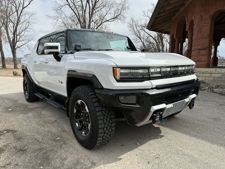 2022 GMC Hummer EV - Image 14 of 31