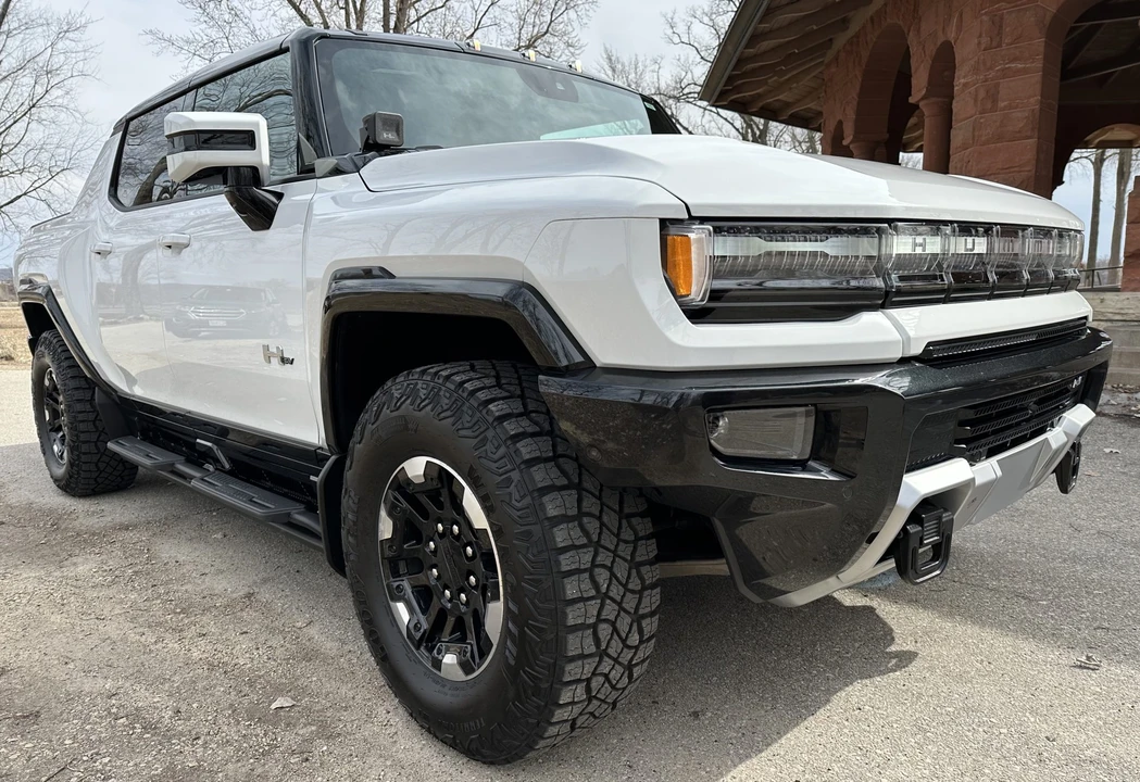 2022 GMC Hummer EV - Image 13 of 31