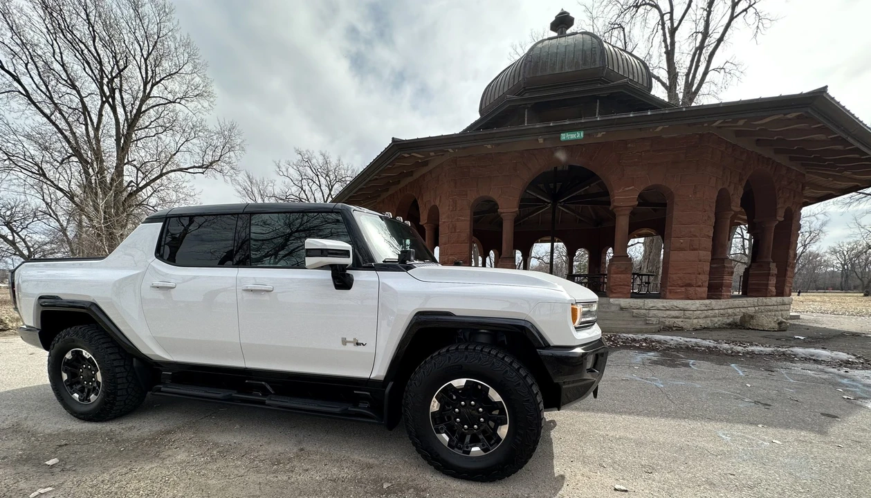 2022 GMC Hummer EV - Image 11 of 31