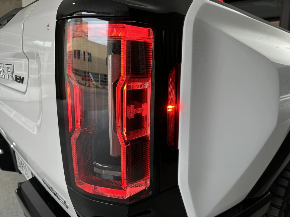 2022 GMC Hummer EV - Image 27 of 31