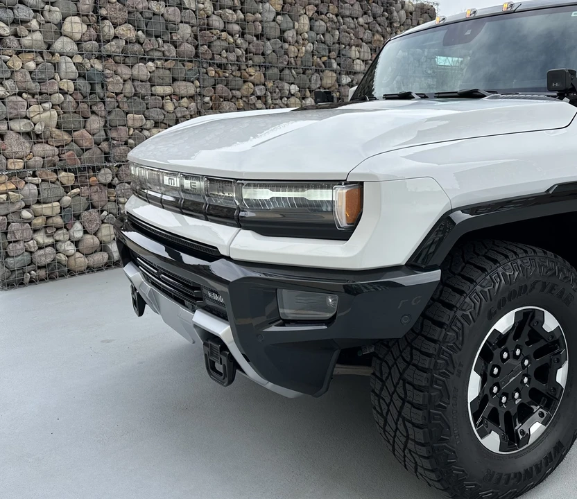 2022 GMC Hummer EV - Image 19 of 31