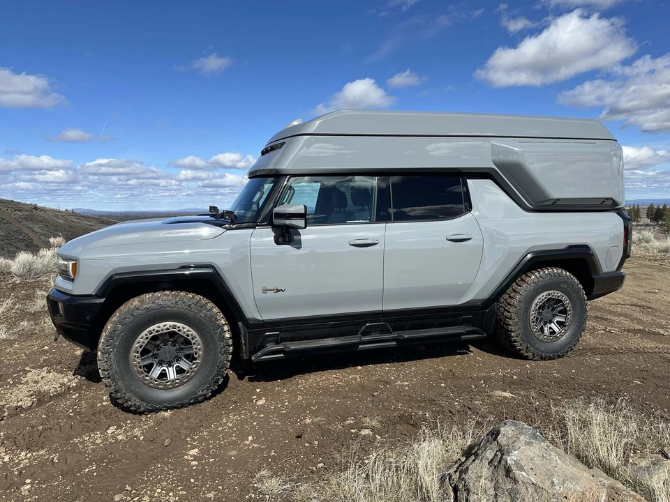 2022 GMC Hummer EV - Image 22 of 31