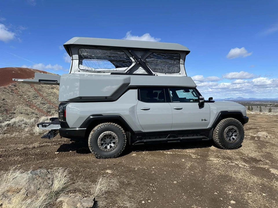 2022 GMC Hummer EV - Image 28 of 31