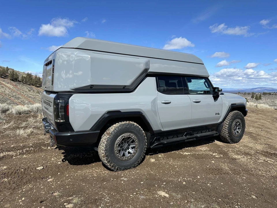 2022 GMC Hummer EV - Image 11 of 31