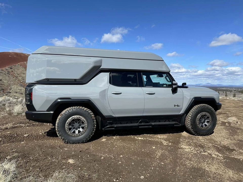 2022 GMC Hummer EV - Image 10 of 31