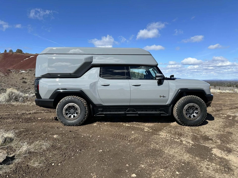 2022 GMC Hummer EV - Image 9 of 31