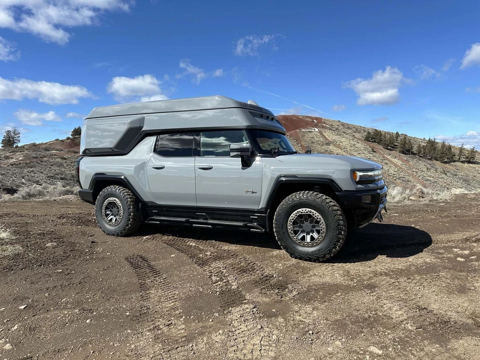 2022 GMC Hummer EV - Image 8 of 31