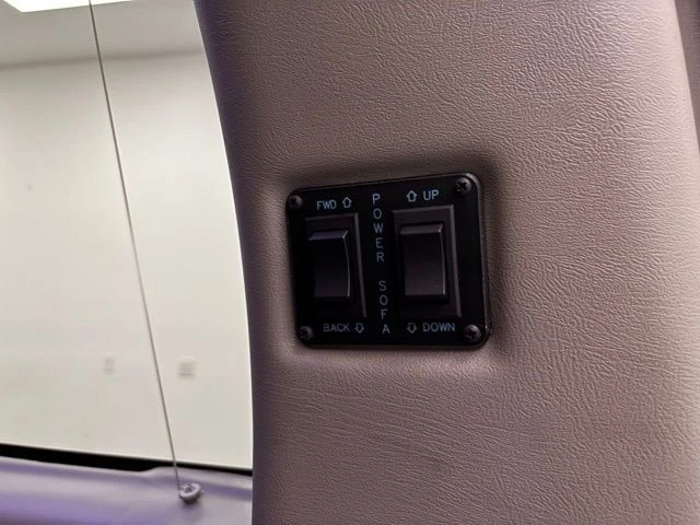 2022 GMC Savana - Image 12 of 21