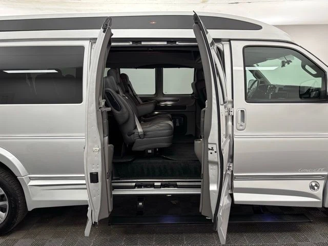 2022 GMC Savana - Image 8 of 21