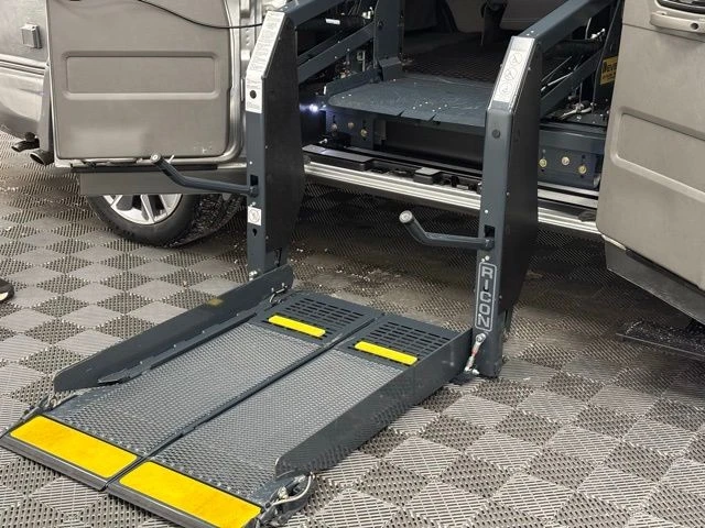 2022 GMC Savana - Image 9 of 21