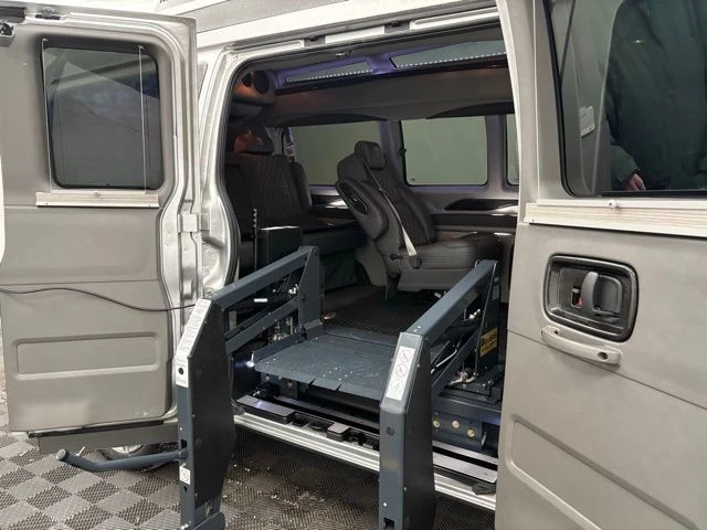 2022 GMC Savana - Image 8 of 12