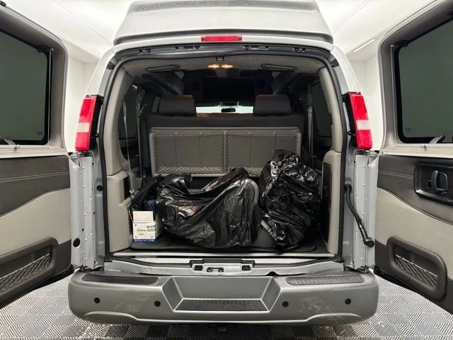 2022 GMC Savana - Image 18 of 21