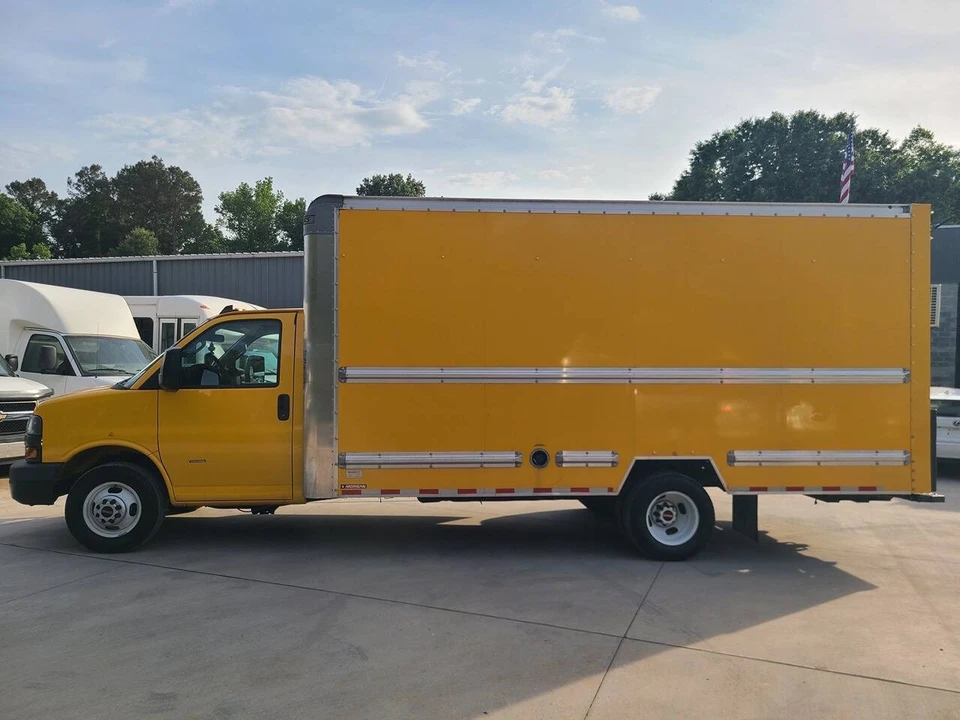2022 GMC Savana - Image 3 of 21