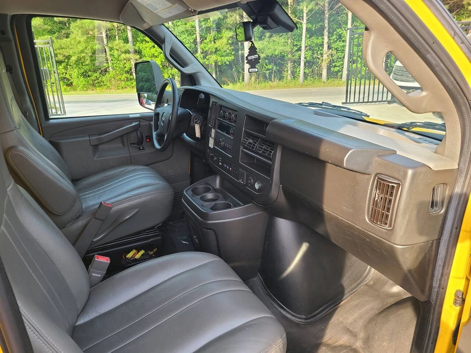 2022 GMC Savana - Image 14 of 21