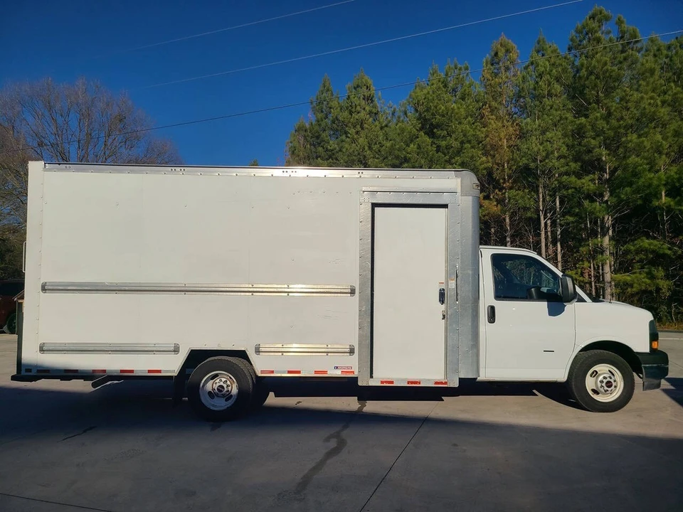 2022 GMC Savana - Image 2 of 21
