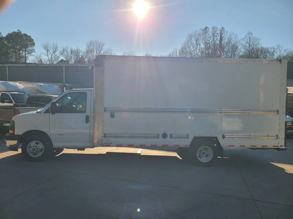 2022 GMC Savana - Image 4 of 21