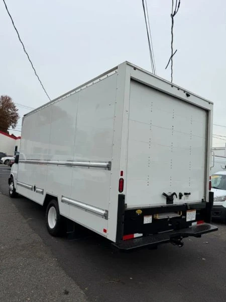 2022 GMC Savana - Image 4 of 8