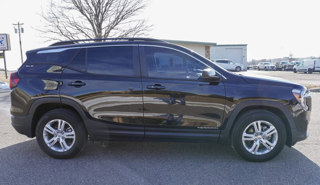 2022 GMC Terrain - Image 2 of 21