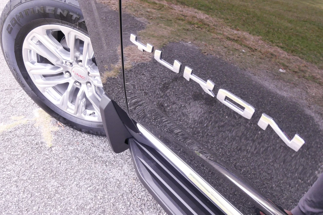 2022 GMC Yukon 5th Gen - Image 14 of 31