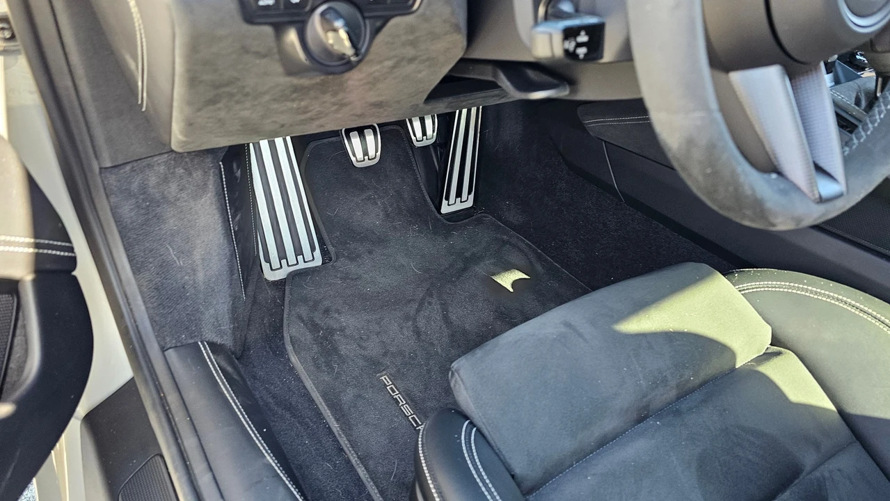 2022 Porsche 992 GT3 - Image 13 of 17