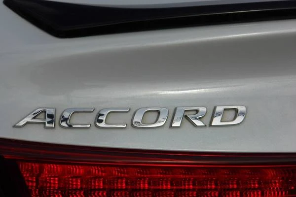 2022 Honda Accord 10th Gen - Image 19 of 21