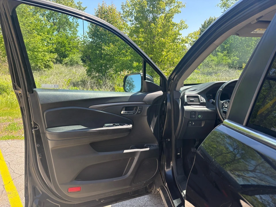 2022 Honda Pilot 3rd Gen - Image 9 of 21