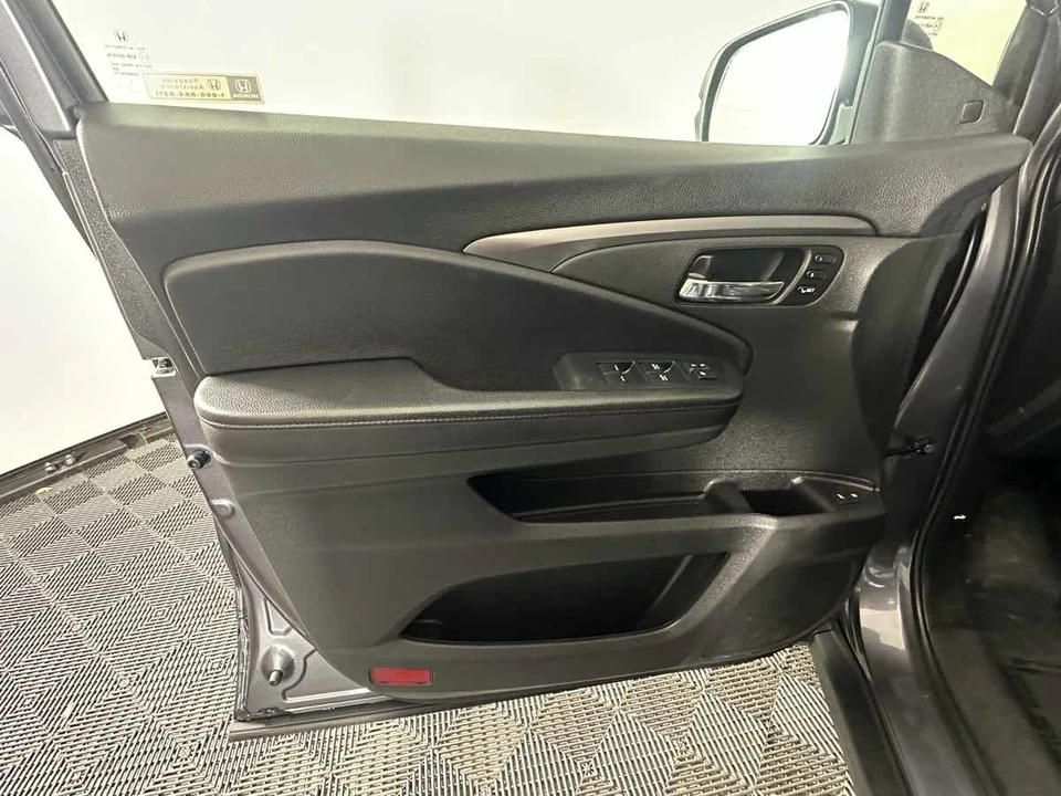 2022 Honda Pilot 3rd Gen - Image 15 of 21